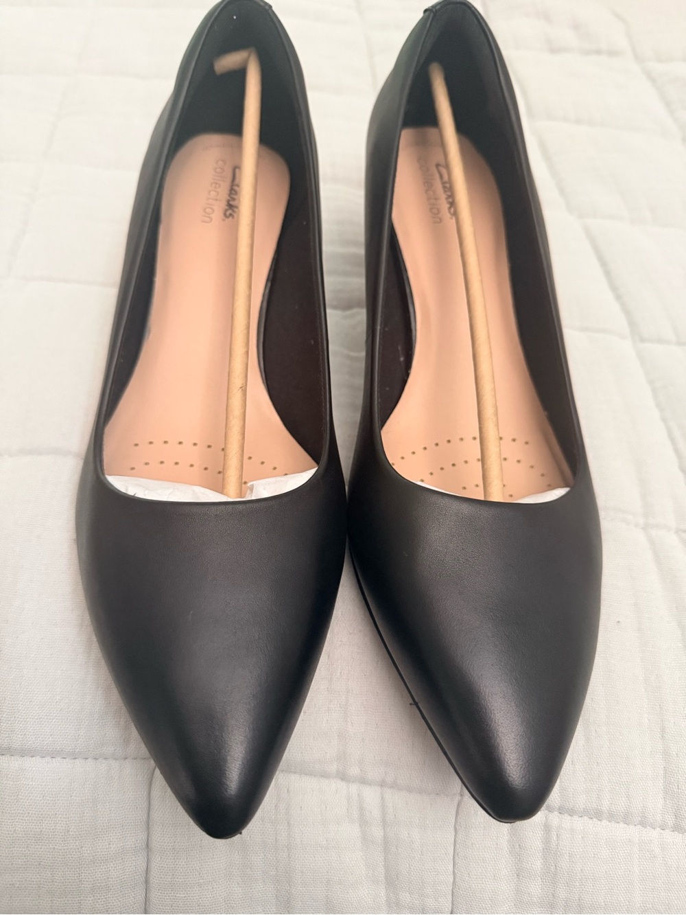 NWT Clarks Black Pointed Toe Leather low heel